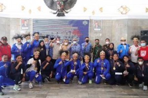 Bupati Kuningan berfoto bersama dengan atlit PON Papua asal Kuningan.